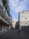 CapitolChinatown * Blick aus Chinatown auf das Capitolio. Cubaner gehen bei Regen in der Straenmitte, da das Risiko, von abstrzenden Balkonen getroffen zu werden, relativ gro ist. * 1200 x 1600 * (524KB)