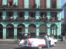 Capitolio2 * Wieder Verkehrsmittel: Eine cubanische Rikscha vor einem 50er-Cabrio in brauchbarem Erhaltungszustand. * 1600 x 1200 * (620KB)