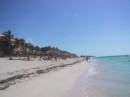 KaribischerStrand2 * Und nochmal: Kristallblaues Meer, herrliches Wetter, 28 Grad, wenig Menschen. Was will man Meer. Das zu diesem Strand gehrige 70er-Jahre Hotel (wie immer all-inclusive) habe ich lieber nicht bebildert, das wre dieser Atmosphre eher abtrglich gewesen ... * 1600 x 1200 * (491KB)