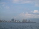 Malecon * Vom Malecon ein Blick auf die gegenberliegende Seite von Havanna. Aus der Ferne alles in Ordnung. * 1600 x 1200 * (432KB)