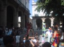 Performance * Performance vor dem Palacio de los Capitanes Generales. Es wird mit vielen Mitteln versucht, an konvertierbare Whrung zu kommen. Diese Performance drfte 
staatlich sein und die Einnahmen direkt der Staatskasse zuflieen. Es gibt aber auch viele 