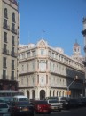 PlazaParqueCentral * Unser Hotel. Auch hier funktioniert zwar alles einigermaen, aber eine grundlegende Renovierung tut not: Das verfaulte Holz der bodentiefen Tren wird nur mit einem Ersatzstck gekittet, die Sanitrausstattung hlt unseren Standards nicht Stand. Tatschlich gibt es auch Fernsehen mit CNN und Deutscher Welle. Cubaner drfen das Hotel nicht betreten: Sicherheitspersonal verhindert das Betreten des Hotel am Eingang und an den Aufzgen. Selbst Leon musste sich teilweise ausweisen. * 1200 x 1600 * (572KB)