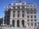 PlazaSanFrancisco1 * Renoviertes Gebude am Plaza de San Francisco. Nettes Cafe im linken Teil des Gebudes, nicht so abgegrenzt wie im direkten Zentrum der Stadt und auch tatschlich weniger 
