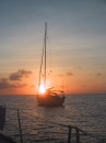 Sundowner * Auch einsame Ecken haben ihre Reize. Nach dem Schnorcheln noch einen alten Rum und eine Cohiba, die wir bei Carlos nach dem Essen erworben haben (25 Stck fr 40 $). So lt es sich leben. Und, lieber Carsten, besorge dir beim nchsten Mal vorher Brille und Schnorchel, dann musst du nicht immer schnorren ! * 1200 x 1600 * (480KB)