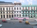 Verkehrsmittel * Hier einmal fast alle cubanischen Verkehrsmittel auf einen Blick. Russische Ladas vor einem Auflieger-Bus im Hintergrund. Davor Roller-basierte Dreirder, die ich auch fr Tour ber den Malecon gemietet habe (0,50$ pro Kilometer). Ein amerikanischer Straenkreuzer auf der rechten Seite. Ich habe einmal gesagt, das ich nie in Nwe York Auto fahren werde. Habe ich die Auswahl zwischen New York und Havanna, werde ich eindeutig New York bevorzugen. Noch ein Wort zu den Verkehrsmitteln. ffentliche Transportmittel gibt es kaum, dafr stehen berall Menschen, die auf Mitnahme warten. Diese werden dann von vorbeifahrenden Autos oder LKW irgendwann aufgesammelt. Also das 